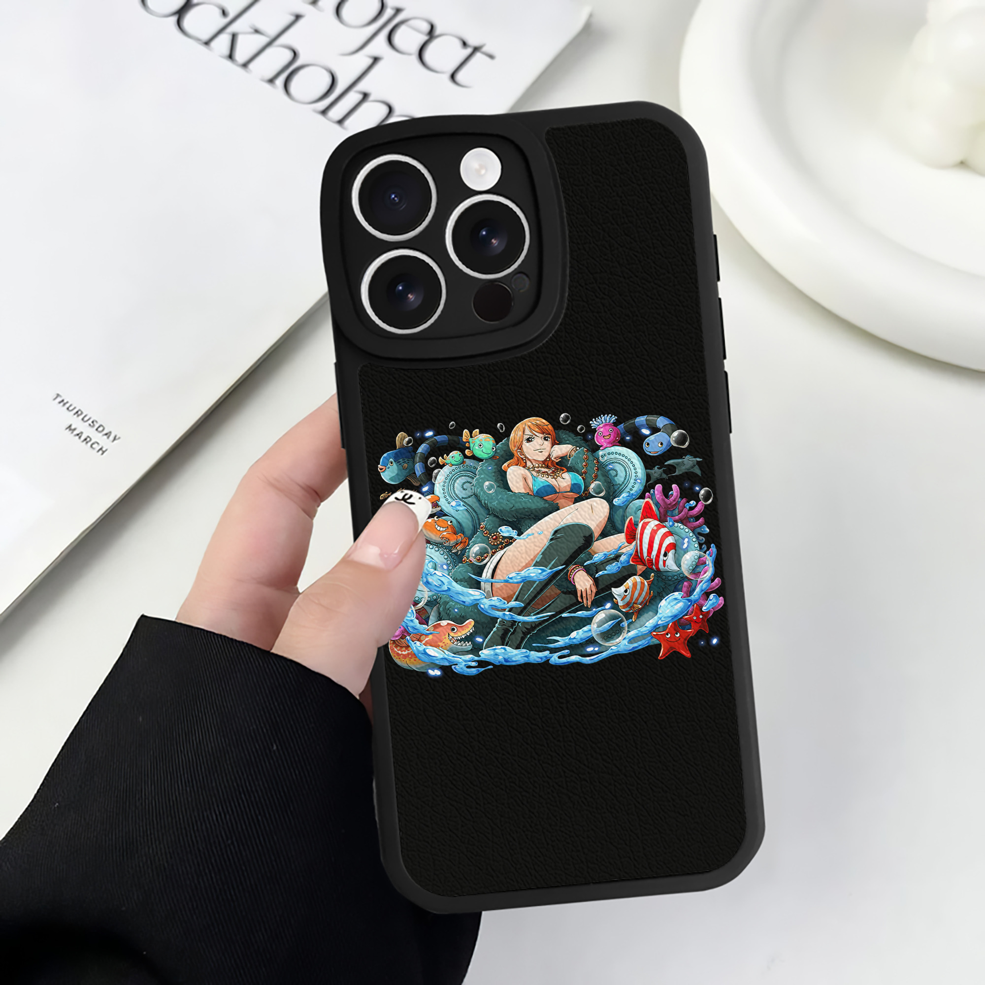ワンピース ナミ ONE PIECE Nami 【iPhone 16シリーズ対応】シリコンスマホケース（レザー調） 材質：シリコン